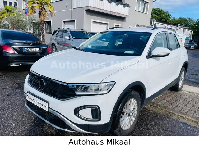 Volkswagen T-Roc view 3