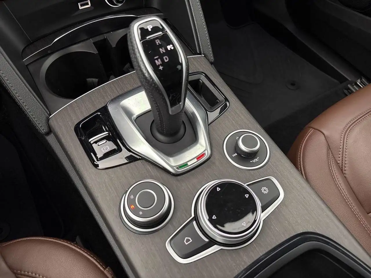 Alfa Romeo Stelvio 2023 — фото 13
