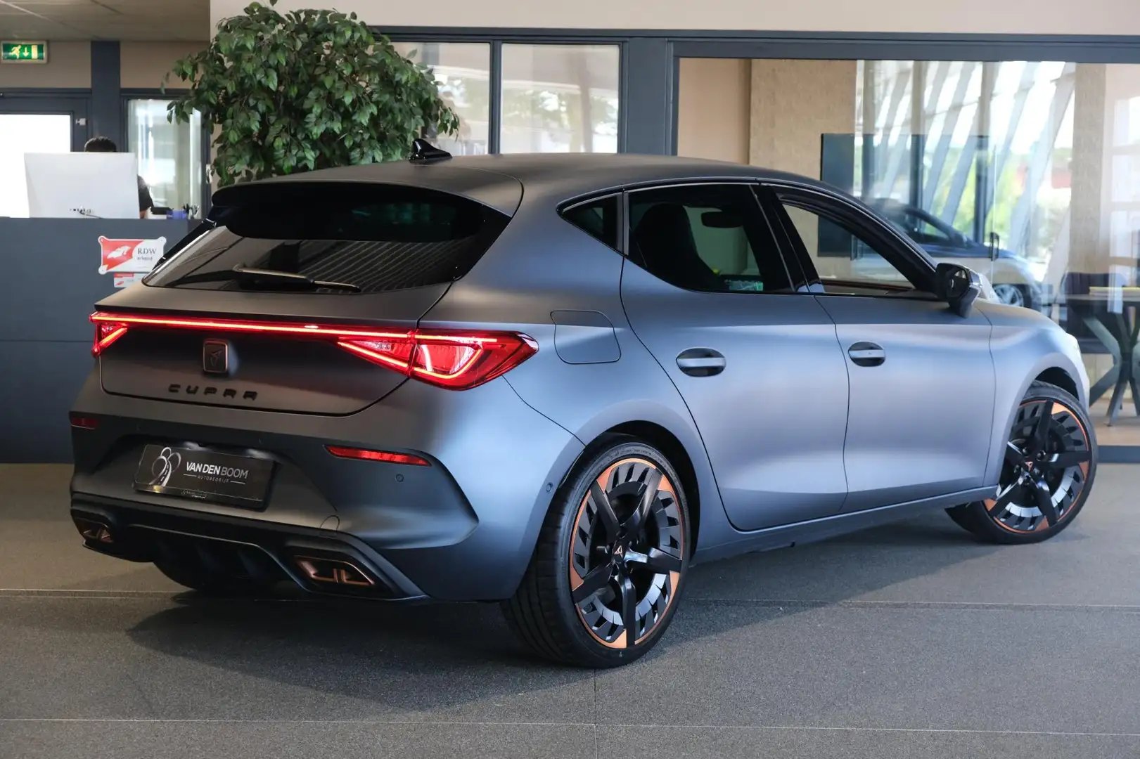 CUPRA Leon 1.4 e-Hybrid VZ Copper 245 Pk Matt Led Leder Navi Grijs - 2