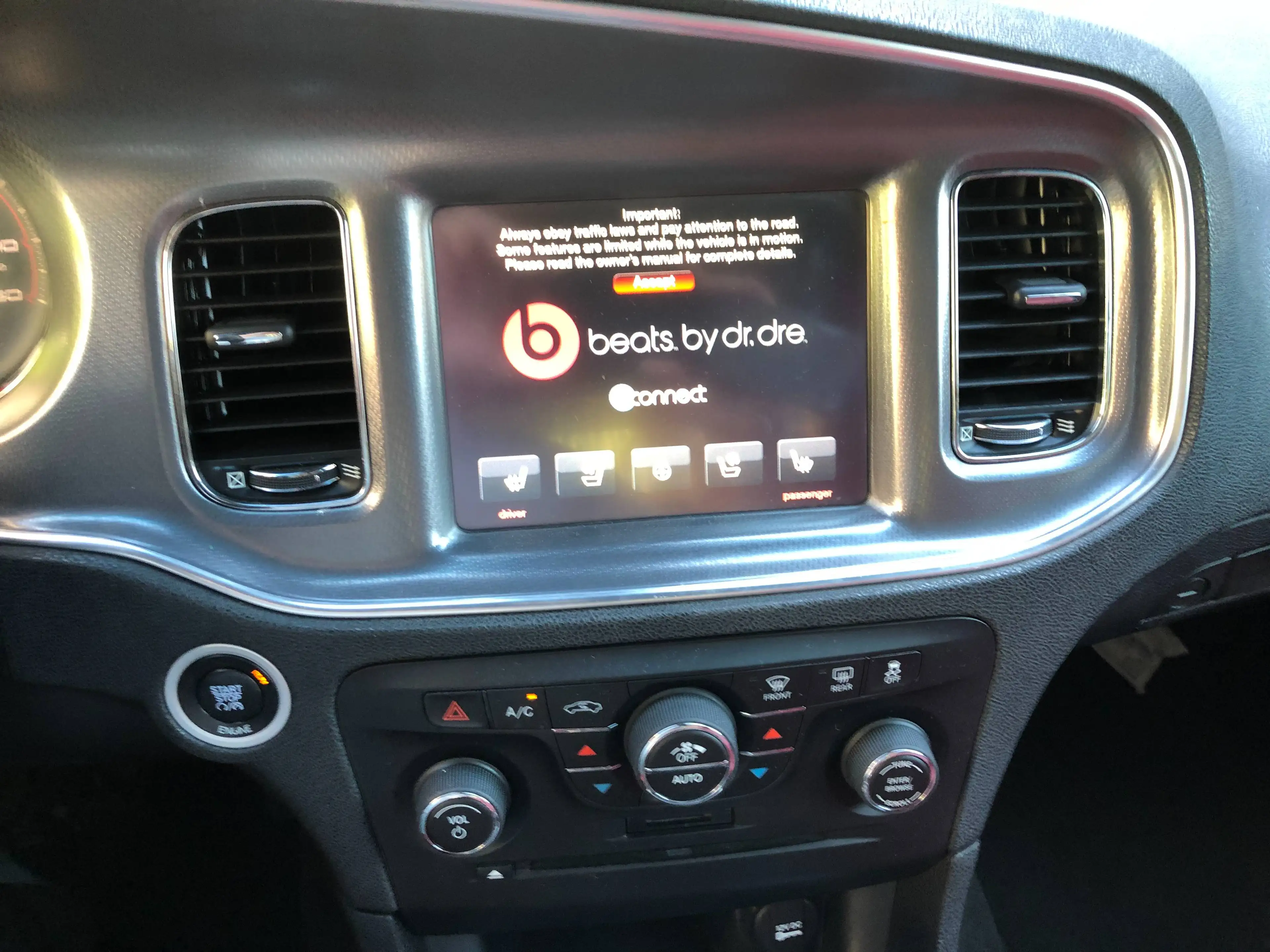 Dodge Charger RT 5,7 4x4 V8 Hemi Schiebedach / Leder Rot / Kamera/Soundpkt BEATS/LED — photo 15