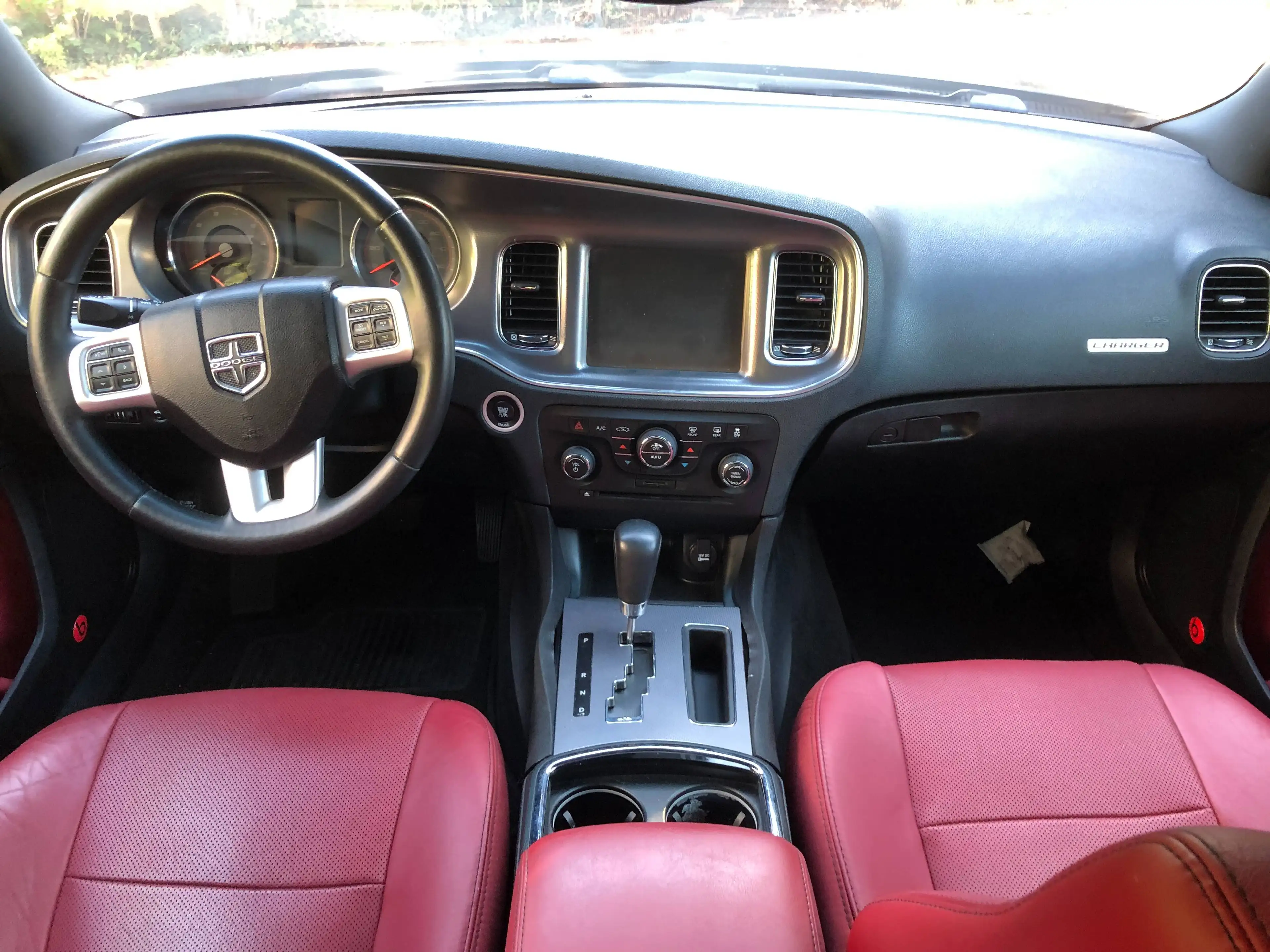 Dodge Charger RT 5,7 4x4 V8 Hemi Schiebedach / Leder Rot / Kamera/Soundpkt BEATS/LED — photo 12