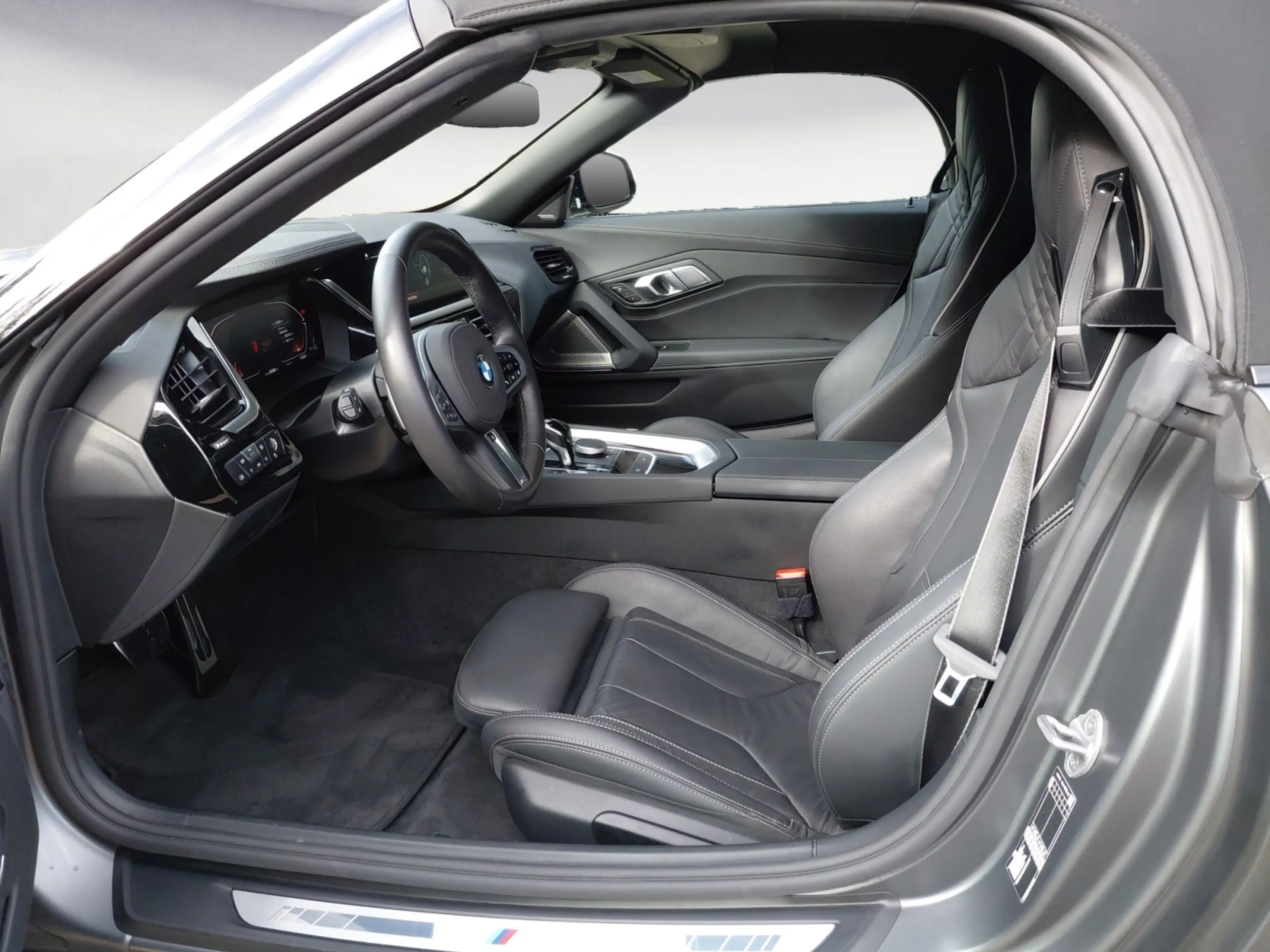 BMW Z4 sDrive30i M-Sport — photo 12