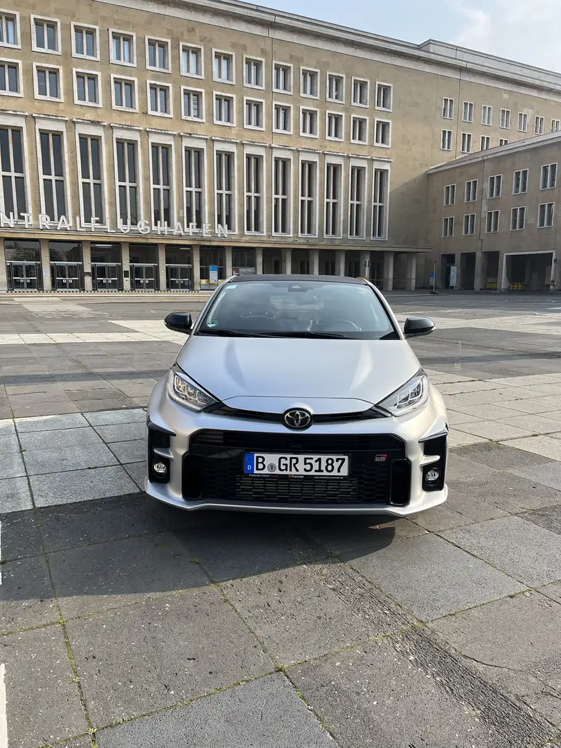 Toyota Yaris GR mit HPP Pearl White / Silber foliert / Milltek - 2