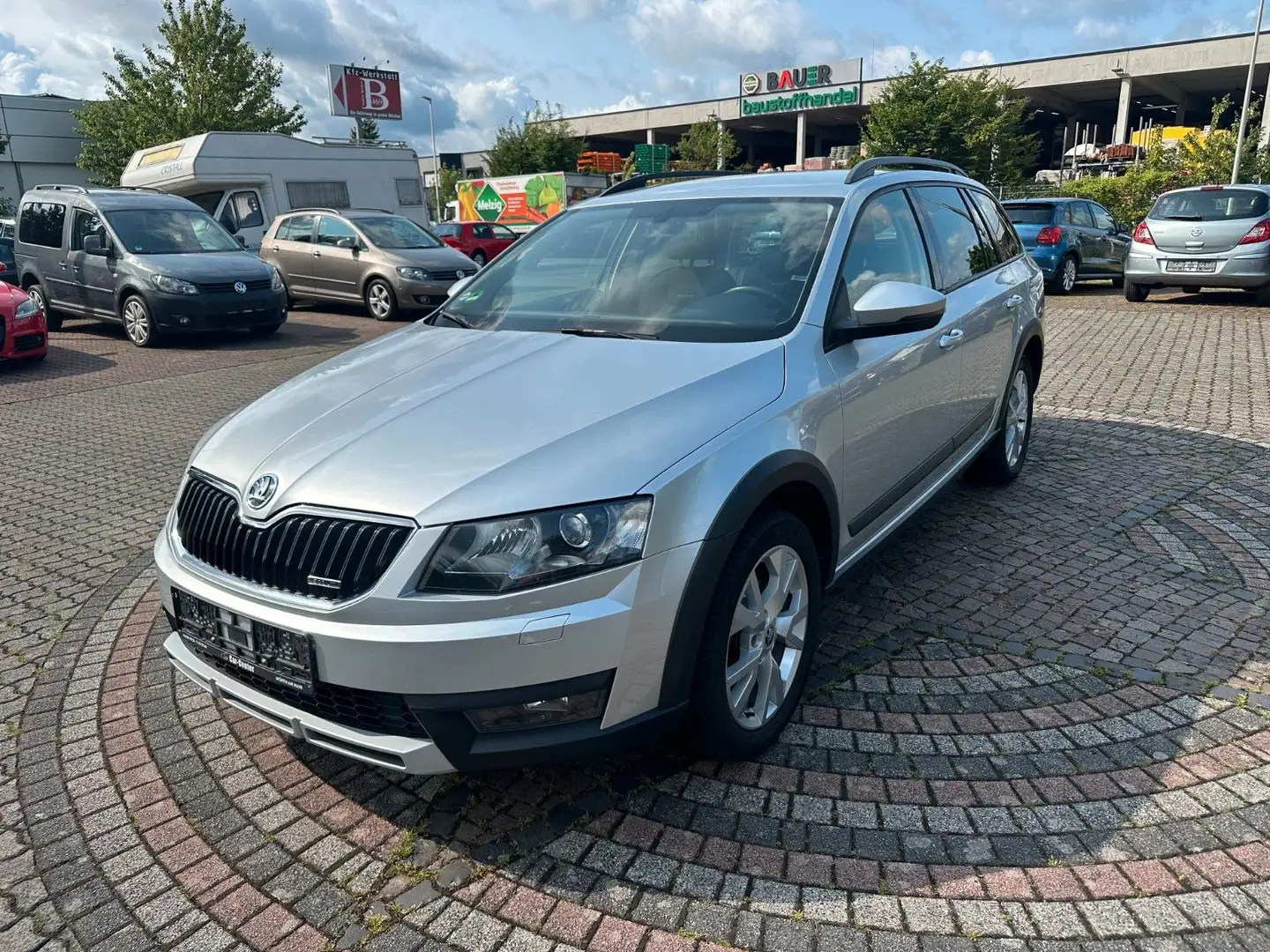 Skoda Octavia Combi Scout 4x4 Navi,Xenon,AHK,SHZ,PDC Plateado - 1
