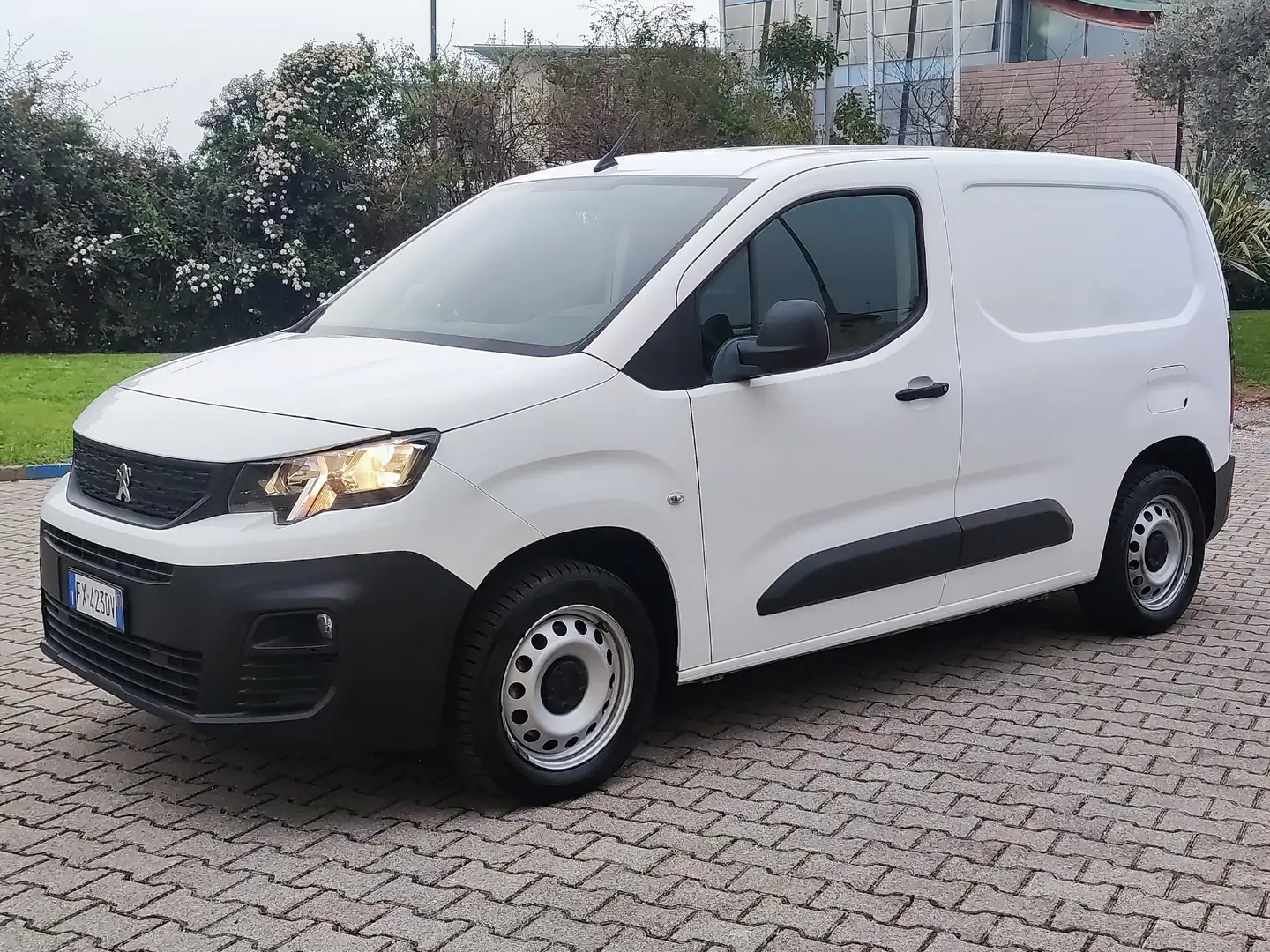 Peugeot Partner BlueHDI 130 S&S PC. PREMIUM S&S 1000KG. Weiß - 2
