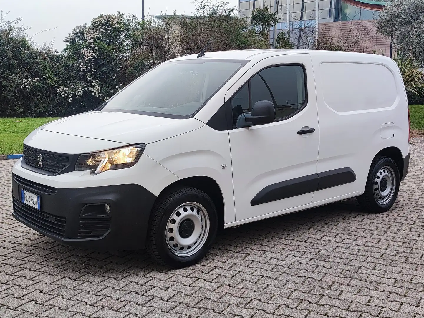 Peugeot Partner BlueHDI 130 S&S PC. PREMIUM S&S 1000KG. Weiß - 1
