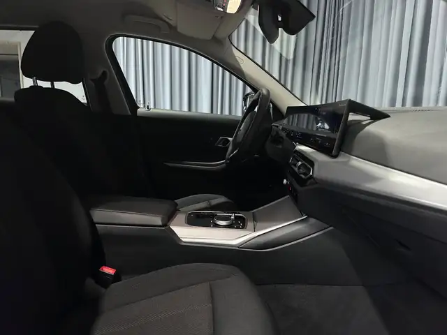 BMW 3 Series view 11