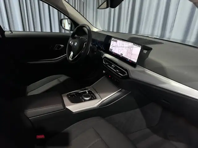 BMW 3 Series view 10