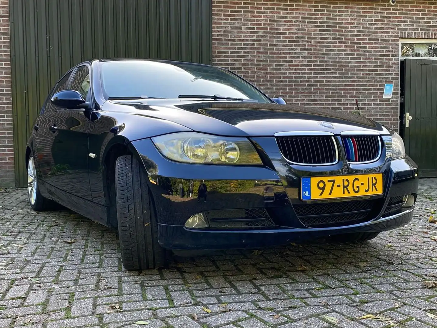 BMW 320 i Dynamic Exec. Zwart - 2