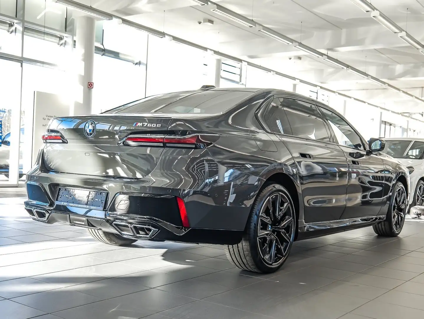 BMW 760 M760e xDrive Pano + AHK + ExecutiveLounge + 21" Gri - 2