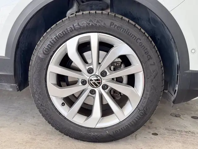 Volkswagen T-Roc view 16