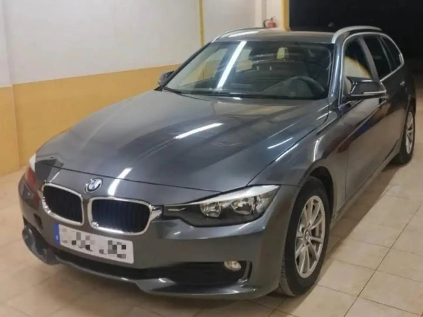 BMW 318 318d Touring Essential Plus Edition Essential Plus Edition - 1
