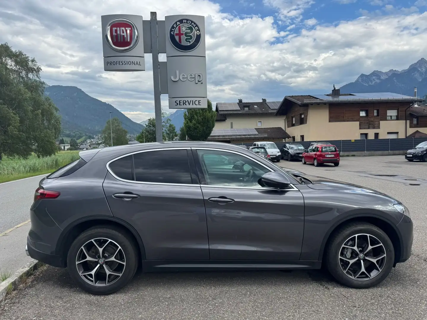 Alfa Romeo Stelvio 2.2 ATX AWD 180PS Grau - 1