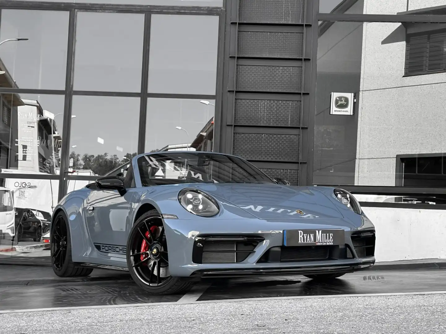 Porsche 992 Carrera 4 GTS Cabriolet PDK Grijs - 1