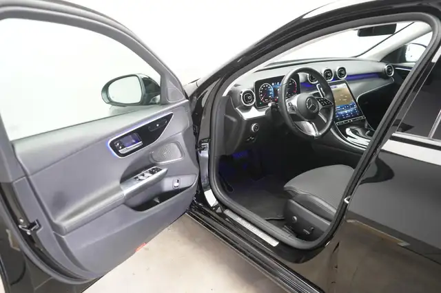 Mercedes-Benz 220 view 13