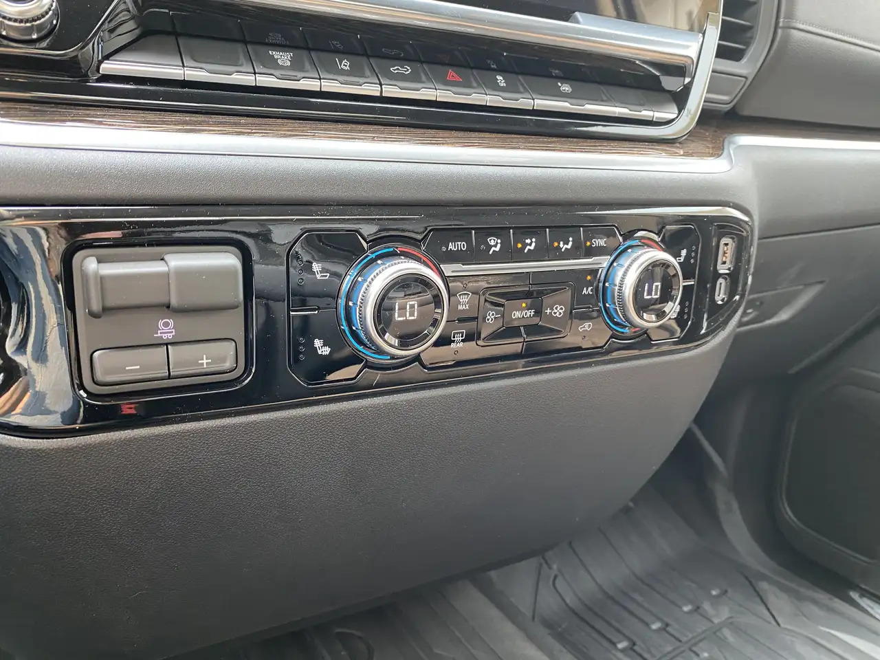 GMC Sierra 3500HD снимка GMC Sierra 3500HD