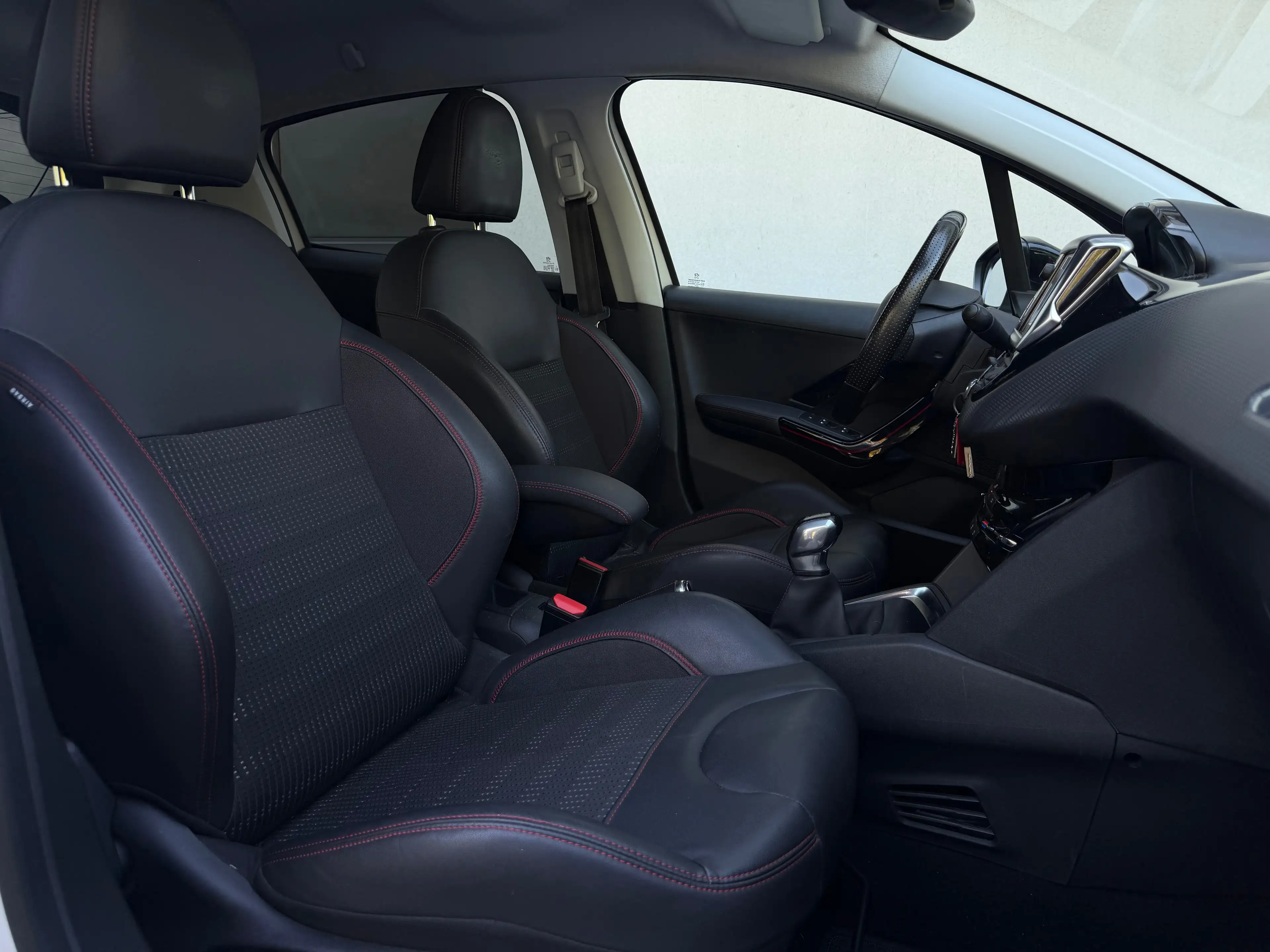 Peugeot 208 208 1.2 T 110 cv GT-LINE/CAMÉRA/GPS/MAT/FULL — photo 14