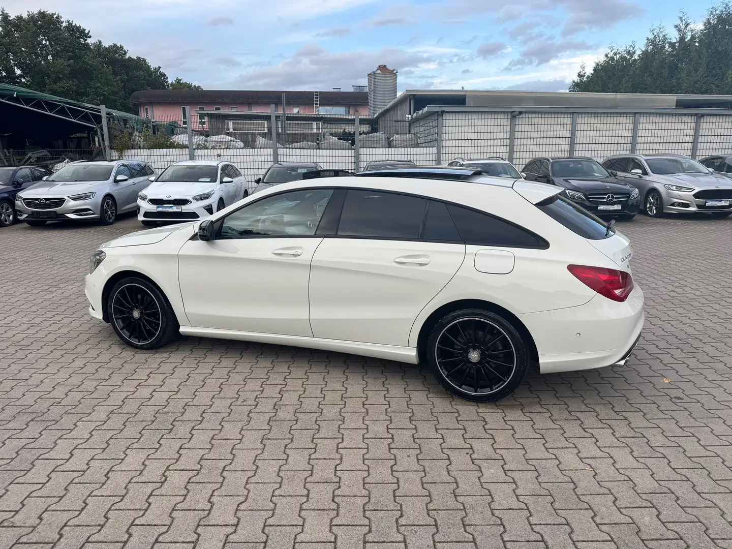 Mercedes-Benz CLA 200 CDI Shooting Brake 7G-DCT *2 HAND*PANORAMA*NAVI Blanc - 2