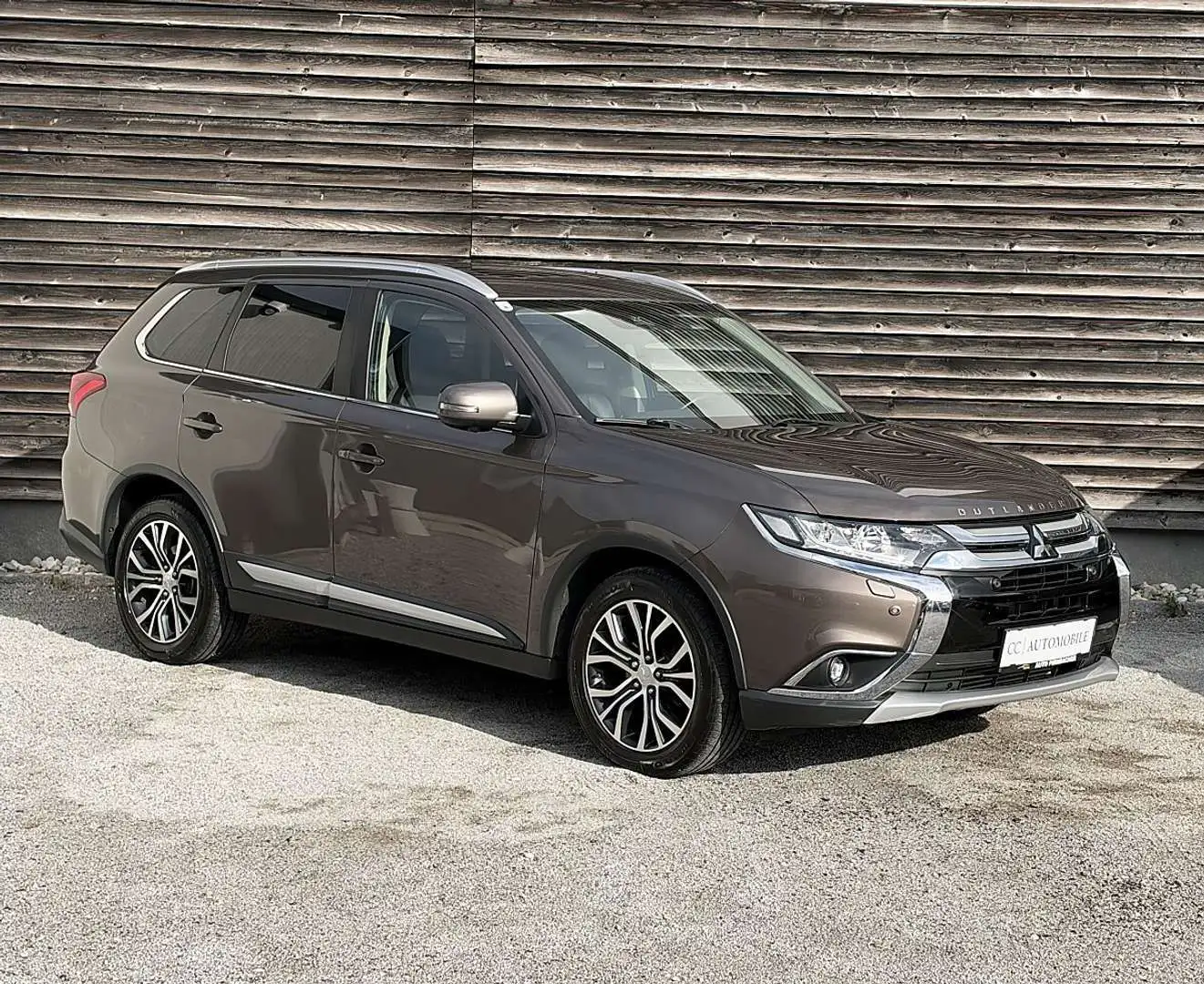 Mitsubishi Outlander 2,2 DI-D Diamond Aut. *7SITZER*AHK*360*SCHIEBED... Braun - 2