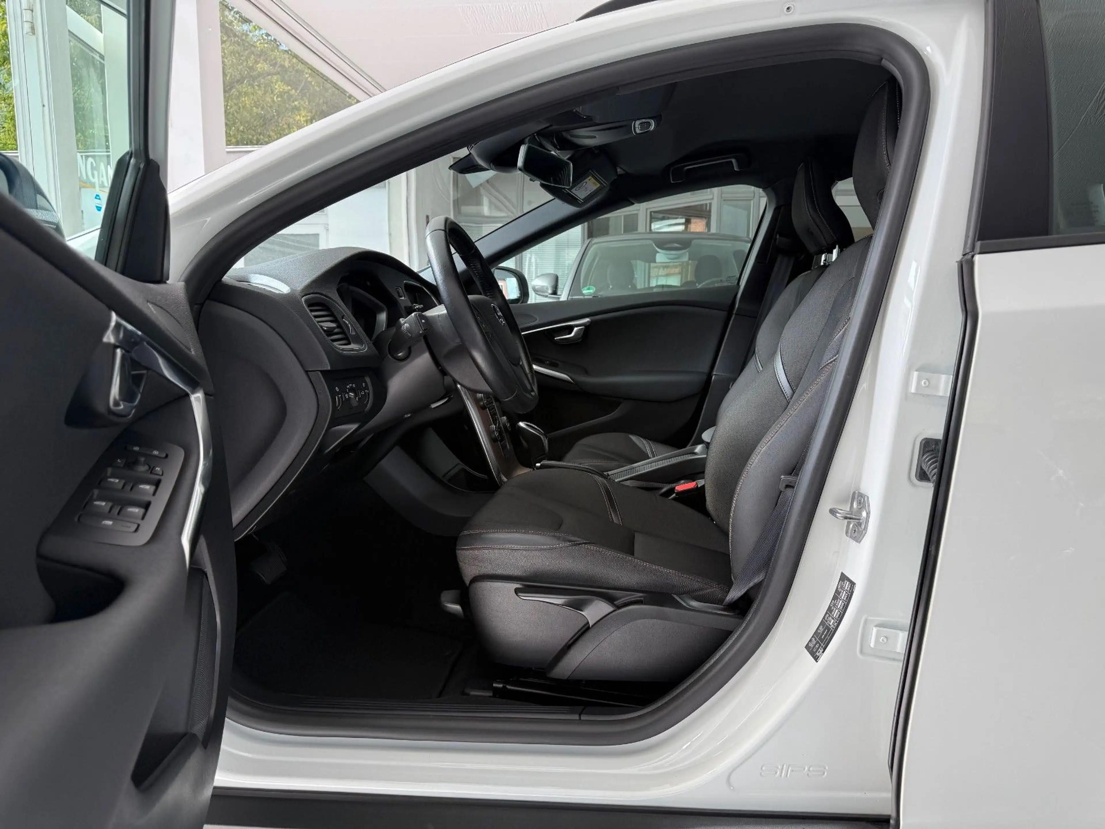 Volvo V40 Cross Country D2 — photo 8