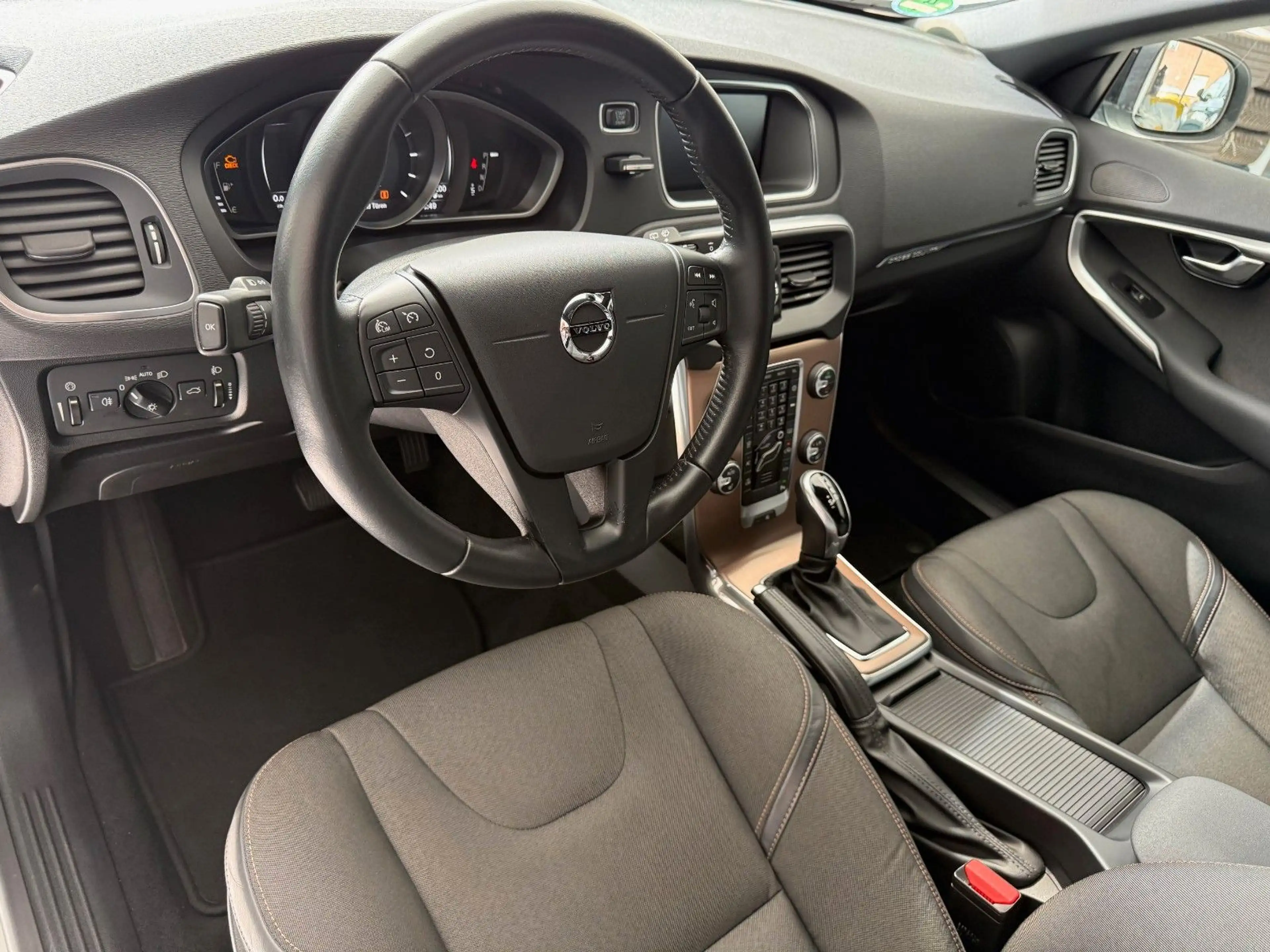 Volvo V40 Cross Country D2 — photo 9