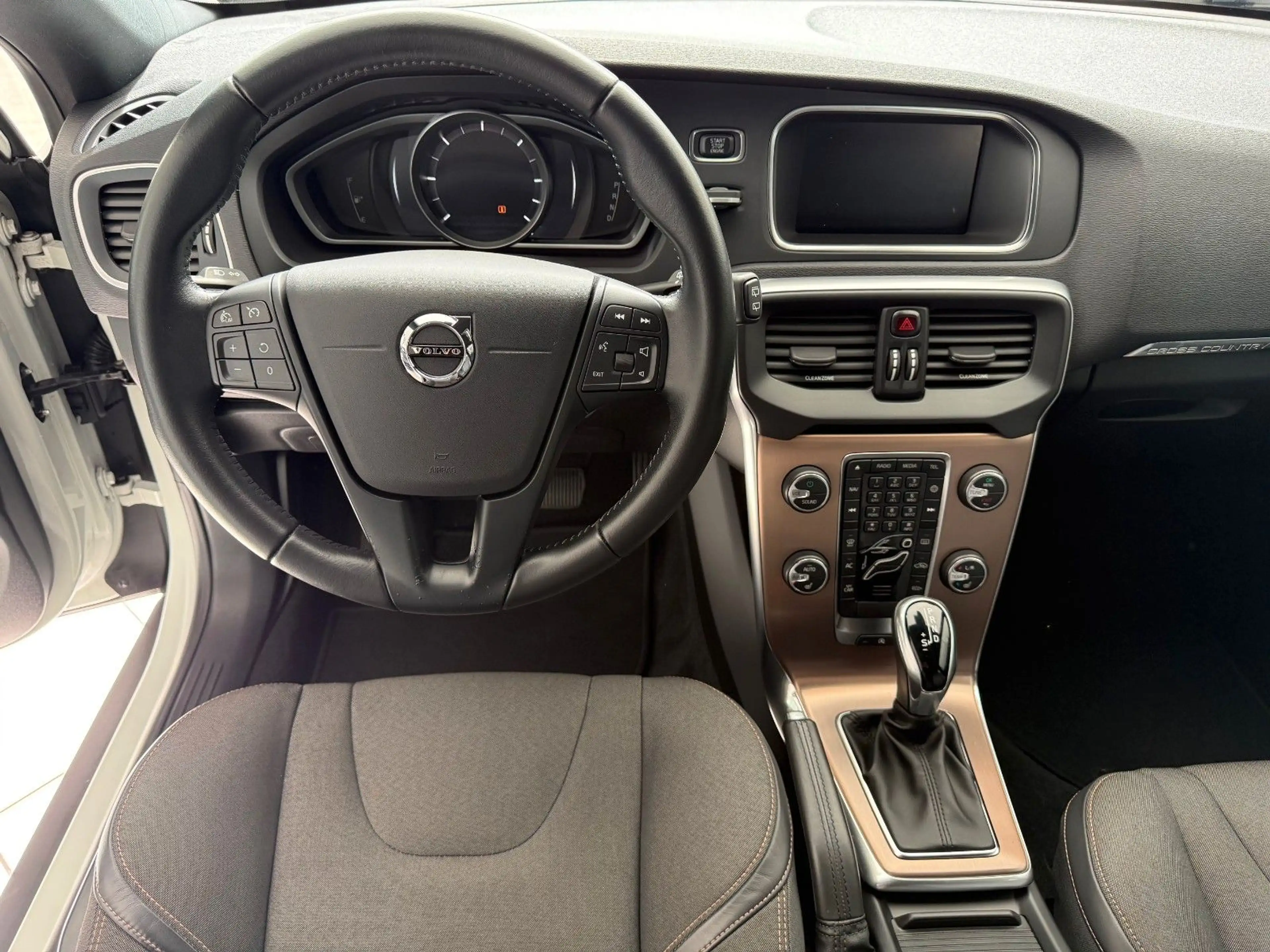 Volvo V40 Cross Country D2 — photo 10