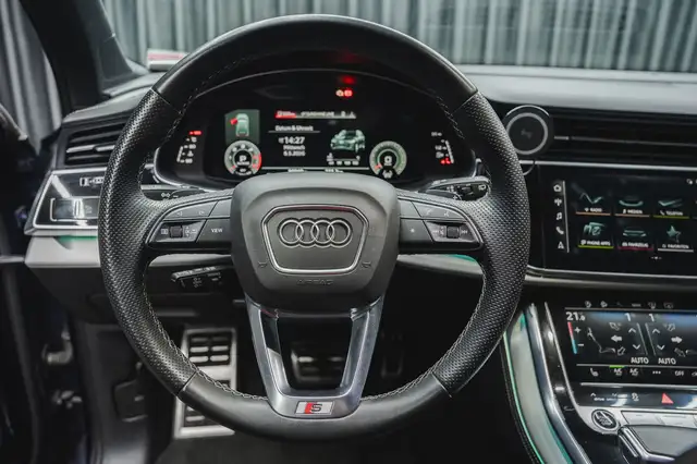 Audi Q7 view 10