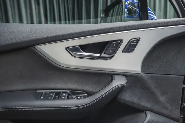 Audi Q7 view 4