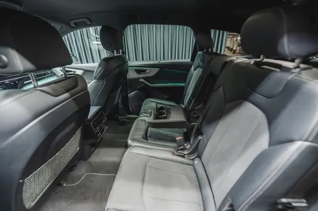 Audi Q7 view 8