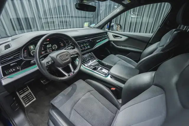 Audi Q7 view 9
