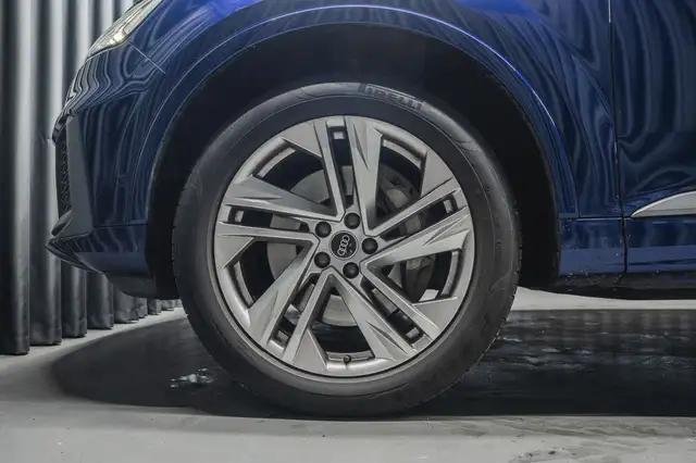 Audi Q7 view 7