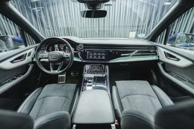 Audi Q7 view 2