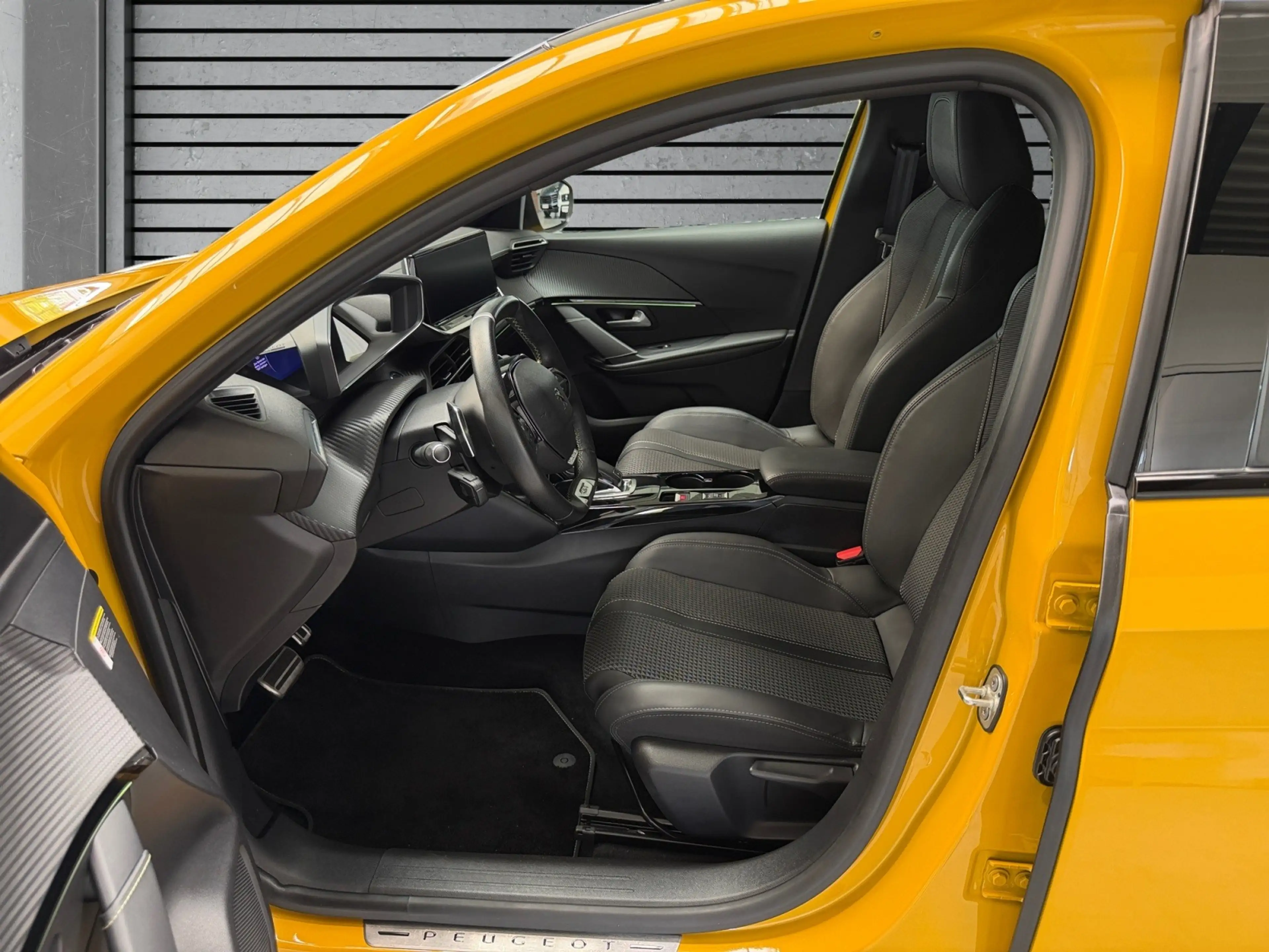 Peugeot 208 GT LINE AUTOMAT+NAVI+KAMERA+LED+ACC+DAB+TÜV+ — photo 17