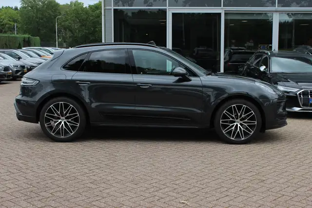 Porsche Macan view 5