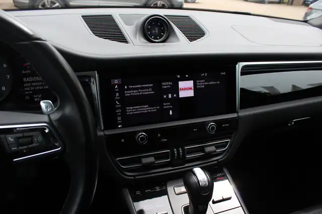 Porsche Macan view 20