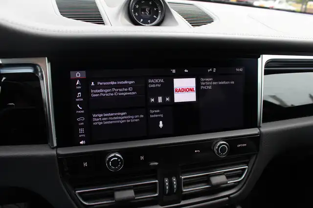Porsche Macan view 22