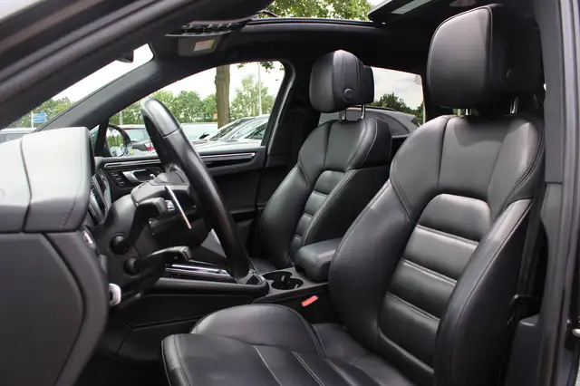 Porsche Macan view 4