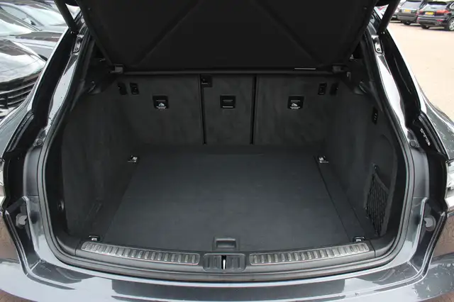 Porsche Macan view 16