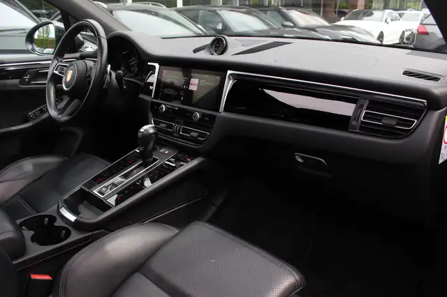 Porsche Macan view 13