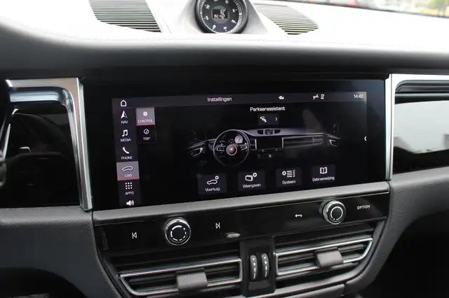 Porsche Macan view 25