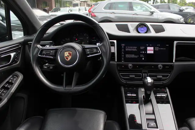 Porsche Macan view 9