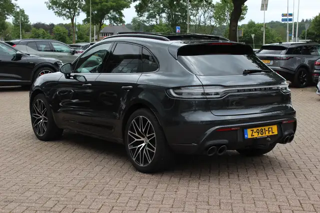 Porsche Macan view 3