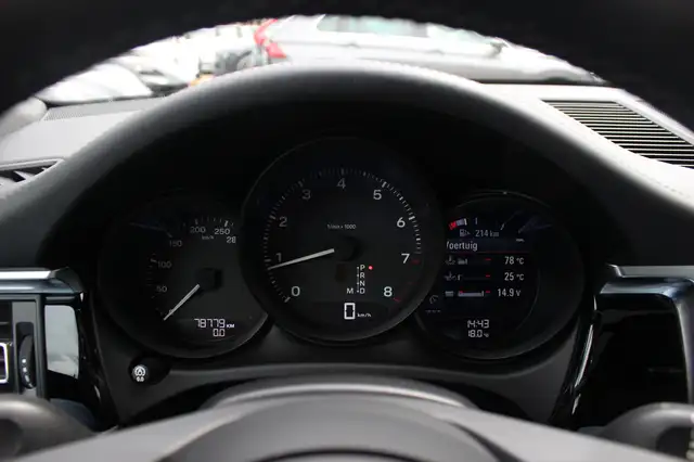 Porsche Macan view 19