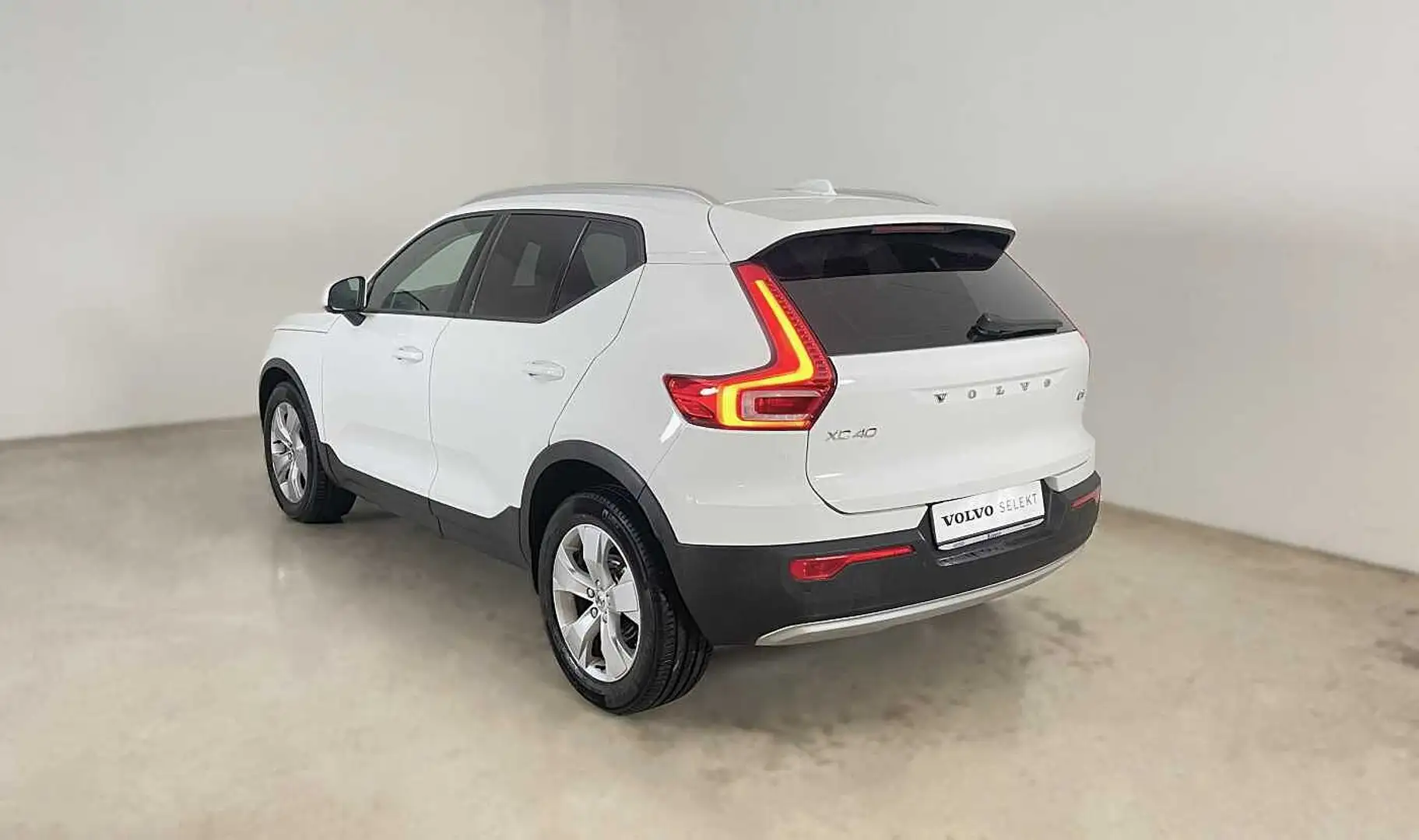 Volvo XC40 D3 Momentum Geartronic Weiß - 2