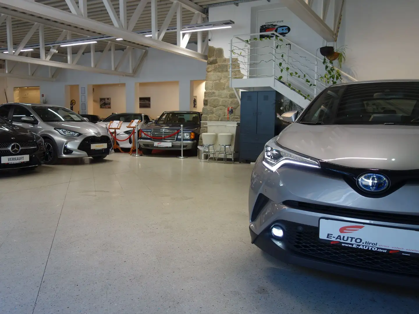 Toyota C-HR 1,8 Hybrid C-LUB CVT *122PS*TOP AUSSTATTUNG*LED*G Grau - 2