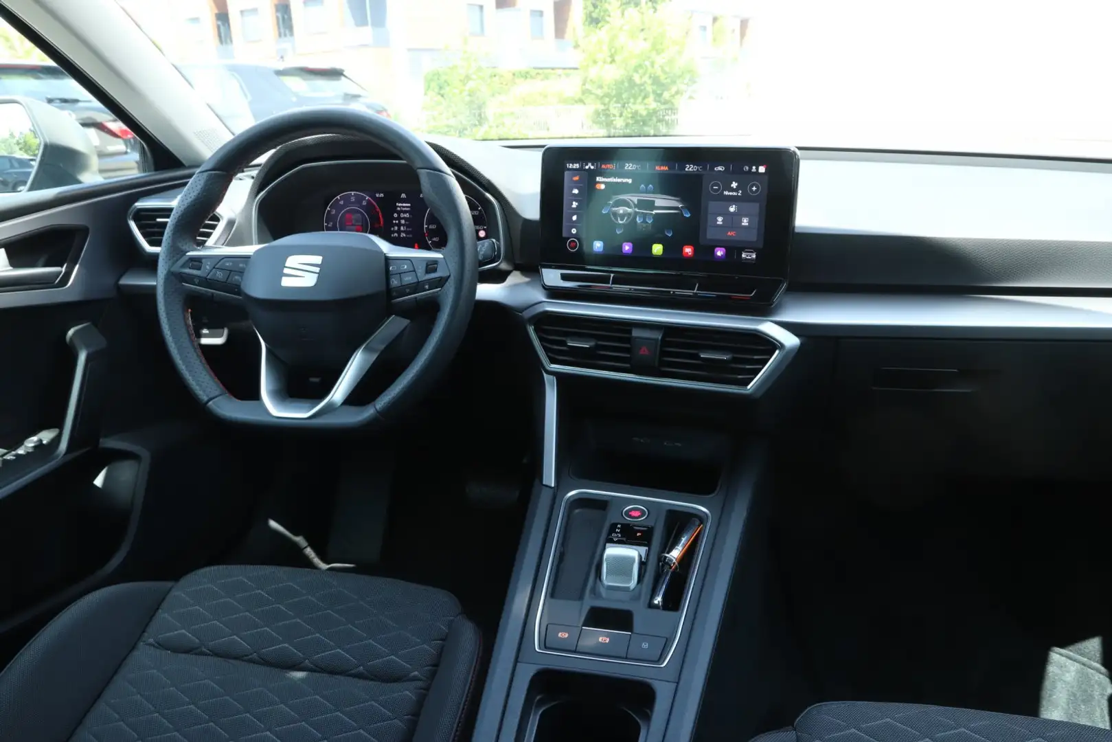 SEAT Leon Sportstourer 1.5 eTSI FR DSG*NAVI*KAMERA*SHZ Grijs - 2