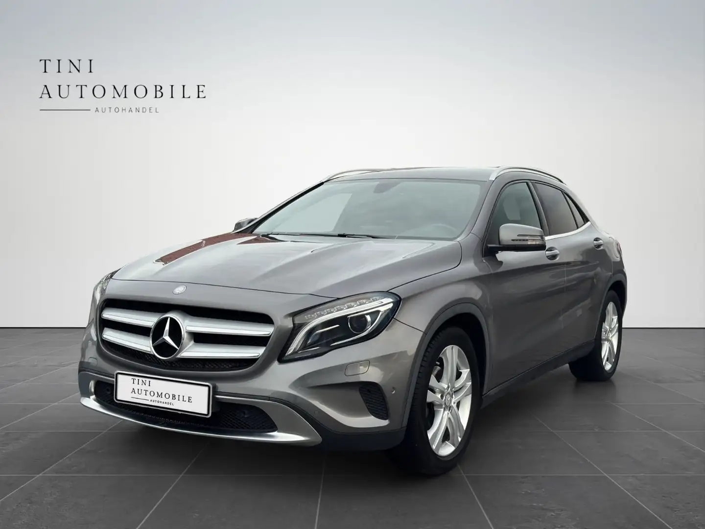 Mercedes-Benz GLA 200 GLA *Xenon*Scheckheft*Tüv-Neu* Grau - 1