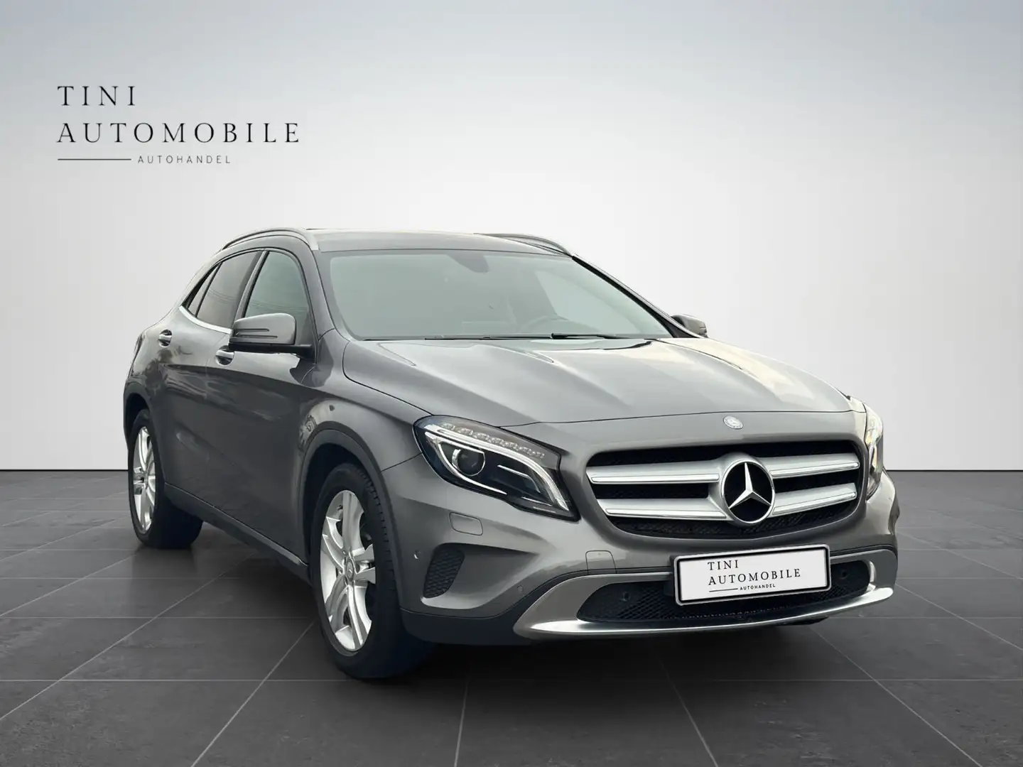 Mercedes-Benz GLA 200 GLA *Xenon*Scheckheft*Tüv-Neu* Grau - 2
