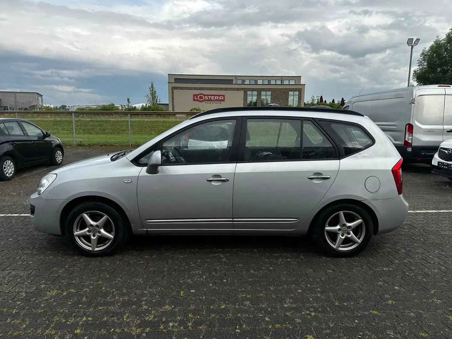Kia Carens LX Silver - 2