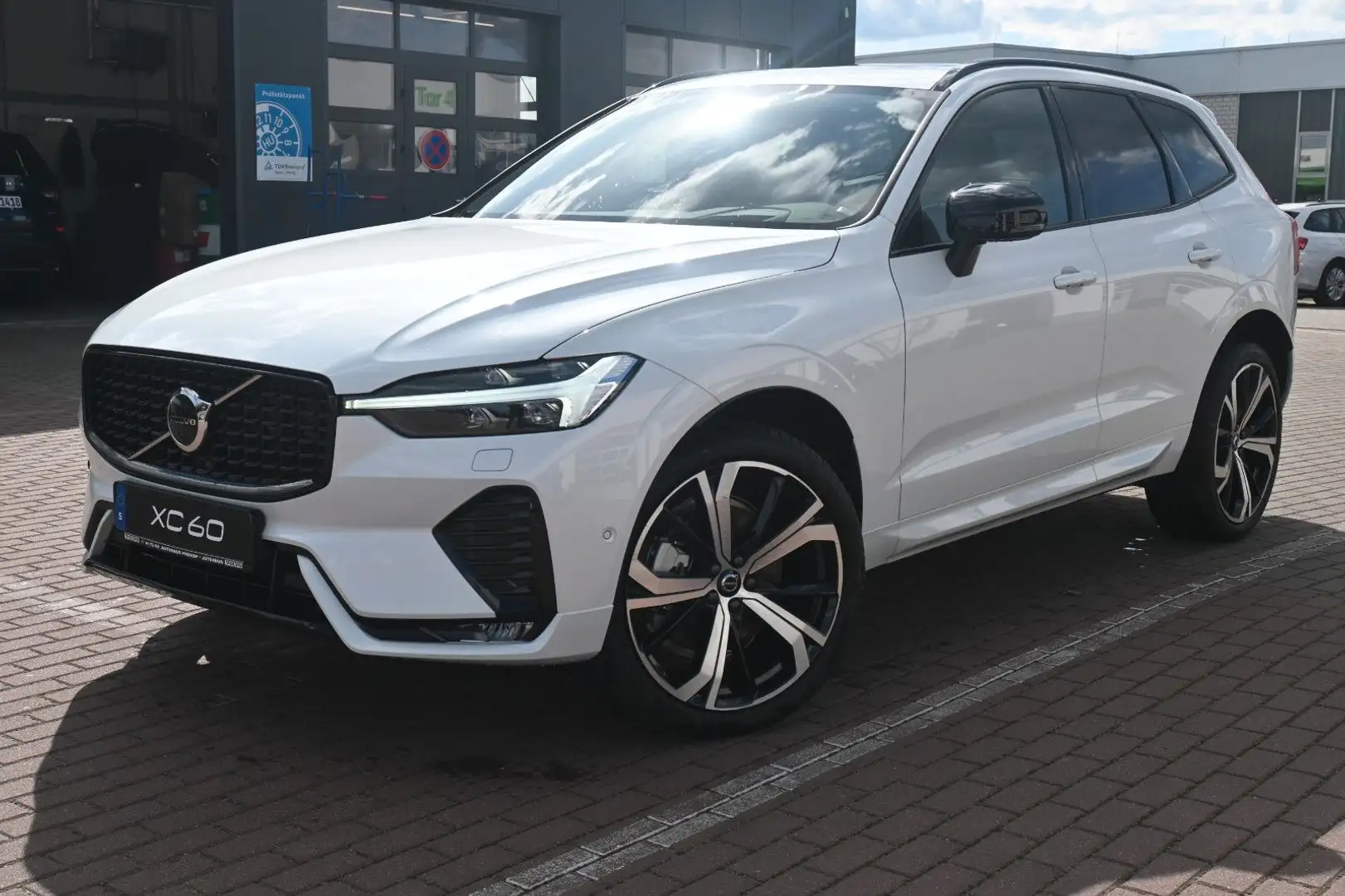Volvo XC60 B4 D AWD Ultimate Dark*STDHZG*360°*LUFT*ACC Weiß - 1